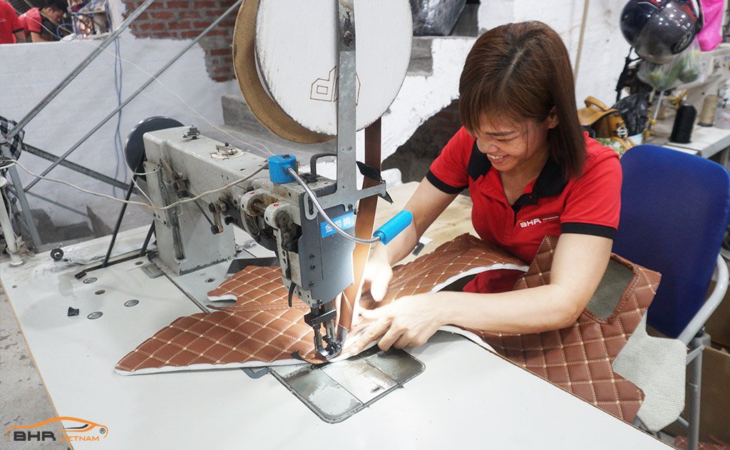 Thảm lót sàn ô tô được may ghép chi tiết, cẩn thận
