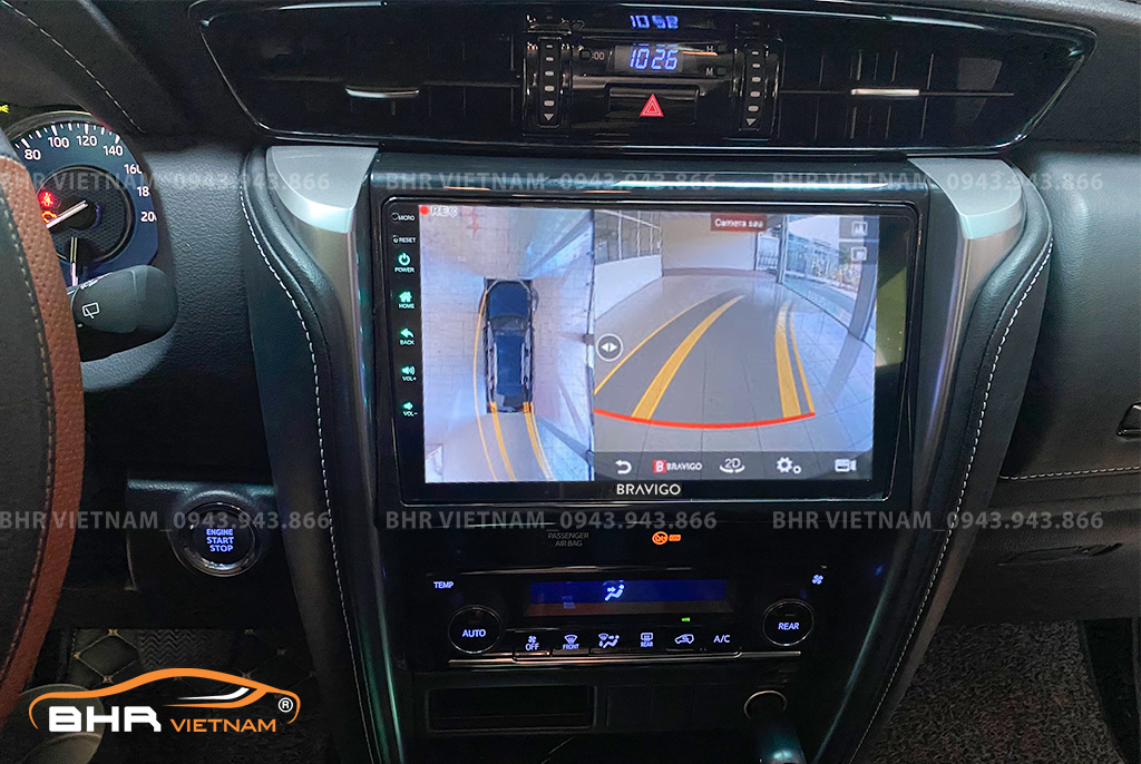Hình ảnh quan sát từ camera sau trên màn hình DVD Bravigo Ultimate Toyota Fortuner 2017 - nay