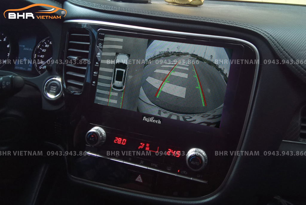 Hình ảnh quan sát từ camera sau trên màn hình DVD Fujitech 360 Mitsubishi Outlander 2020 - nay