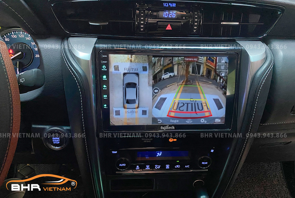 Hình ảnh quan sát từ camera sau trên màn hình DVD Fujitech 360 Toyota Fortuner 2017 - nay