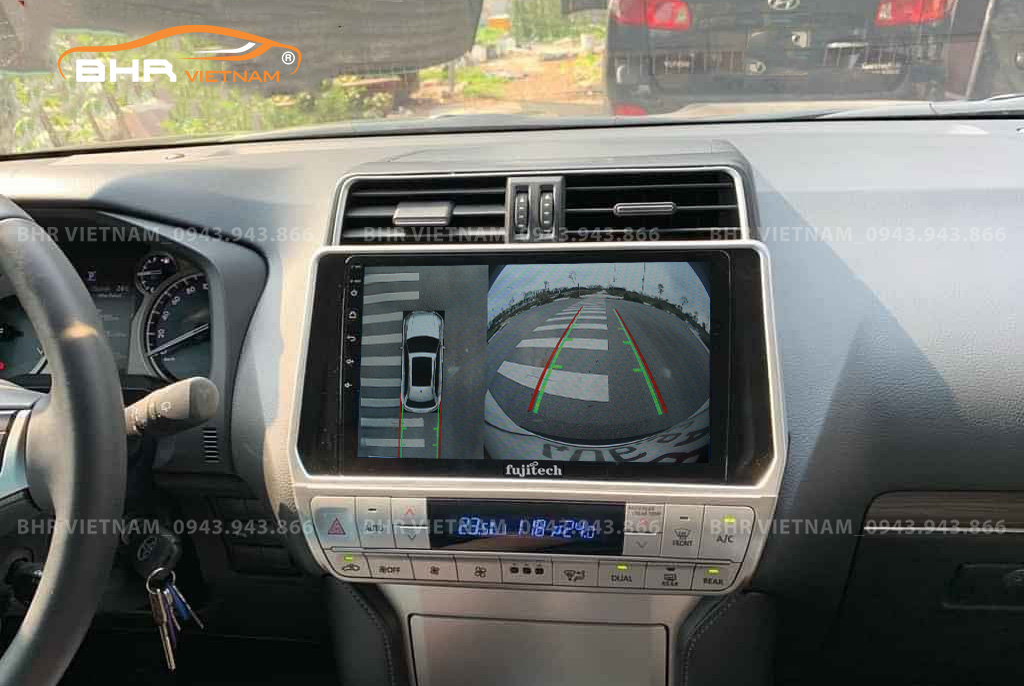 Hình ảnh quan sát từ camera sau trên màn hình DVD Fujitech 360 Toyota Land Cruiser Prado 2017 - nay