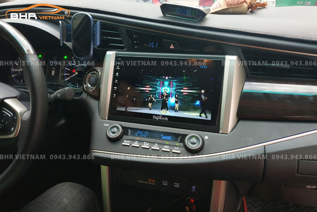 Giải trí đa phương tiện màn hình ô tô giá rẻ Fujitech Toyota Innova 2016 - nay
