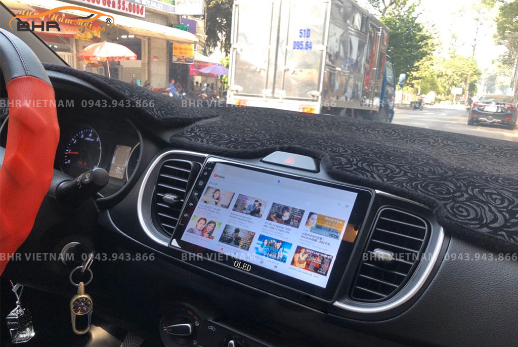 Giải trí Youtube, xem phim sống động trên màn hình DVD Oled C2 New Kia Soluto 2019 - nay