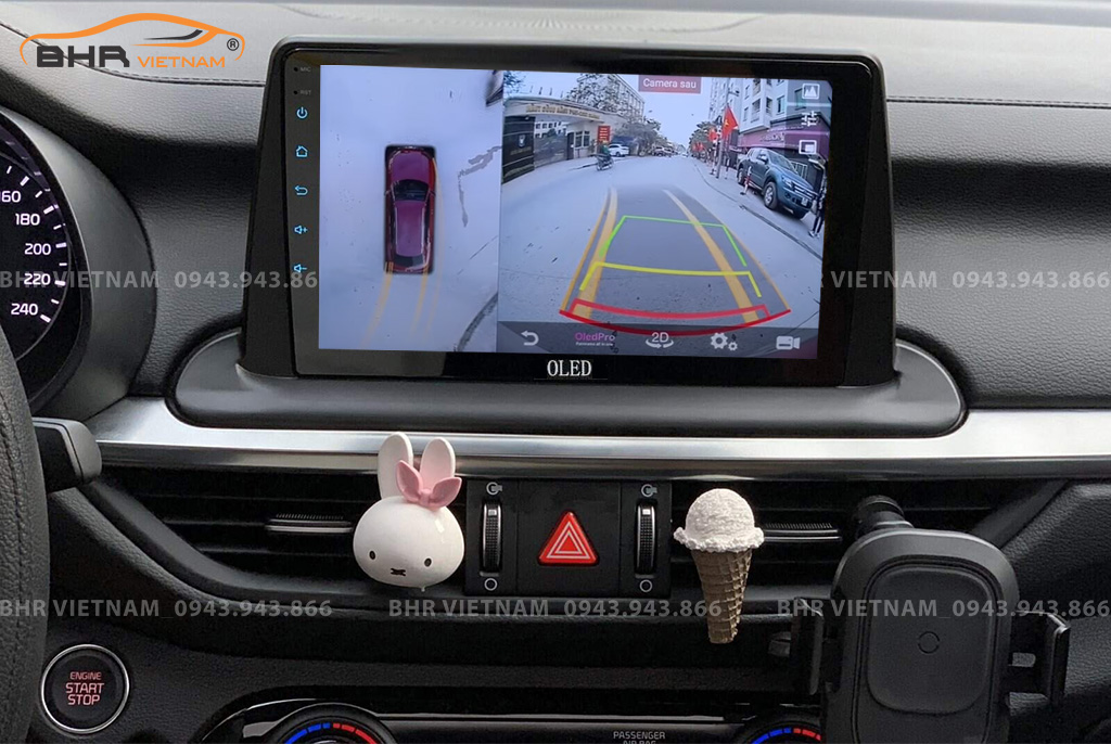 Hình ảnh quan sát từ camera sau trên màn hình DVD Oled C8S Kia Cerato 2019 - nay