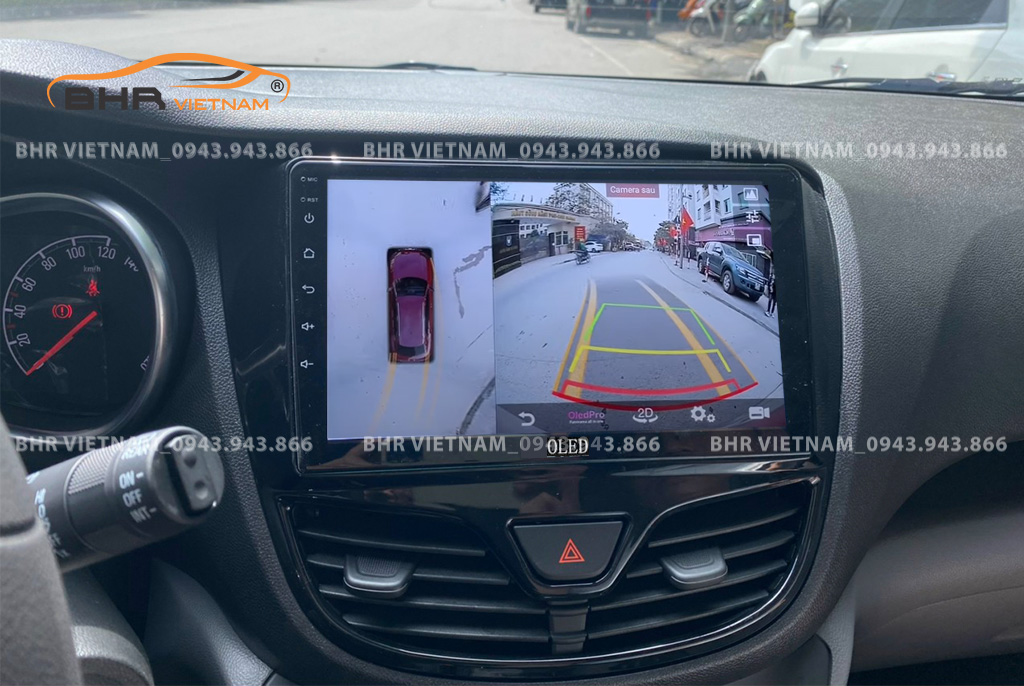 Hình ảnh quan sát từ camera sau trên màn hình DVD Oled C8S Vinfast Fadil 2019 - nay