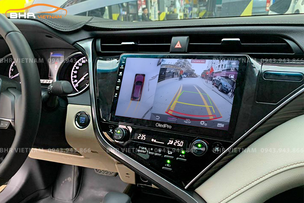 Hình ảnh quan sát từ camera sau trên màn hình DVD Oled Pro X8S Toyota Camry 2019 - nay
