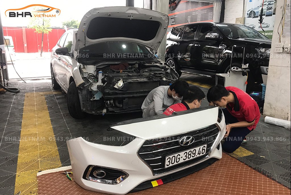 B4: Tiếp theo, kỹ thuật sẽ gắn đèn mới vào chóa, chỉ cần xoáy ốc vừa khít không cần phải cắt chóa.