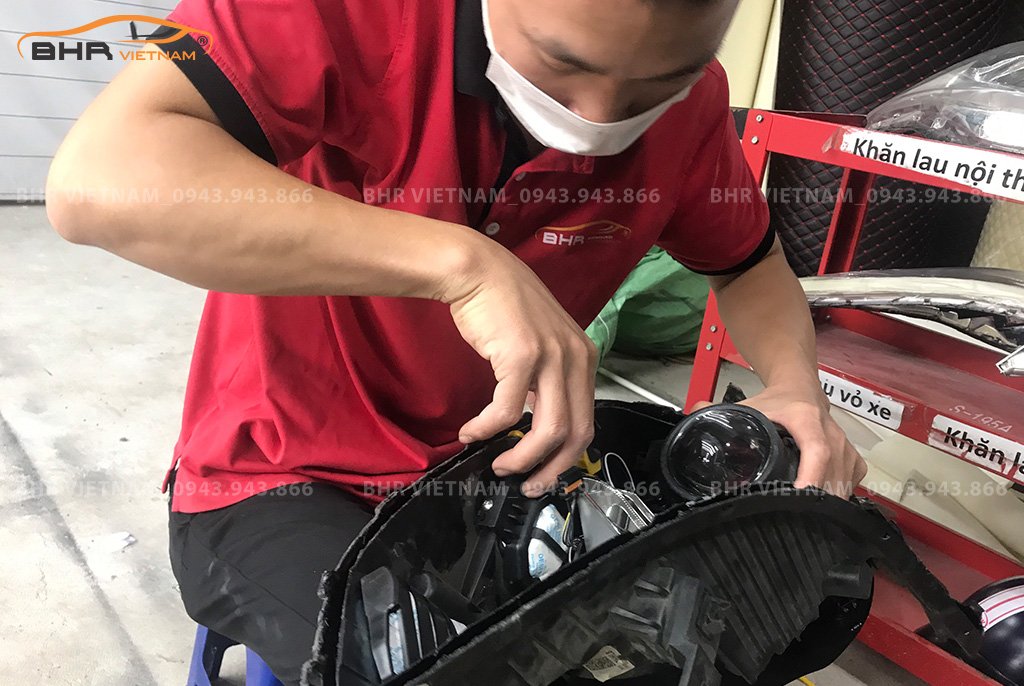 B3. Sau khi hấp xong, kỹ thuật tháo ốp mặt đèn và củ đèn ra.