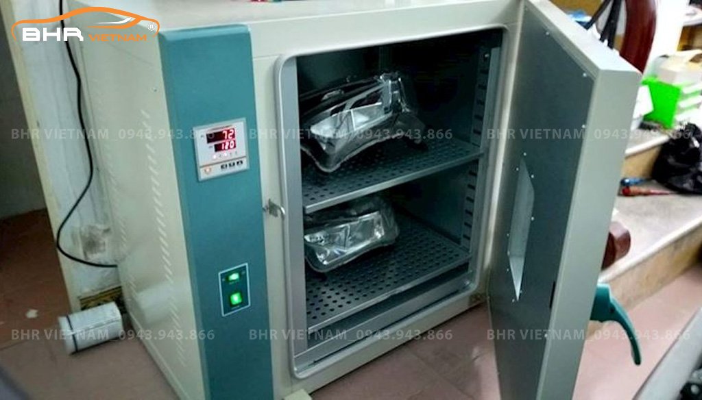 B2. Cho mắt đèn vào lò hấp chuyên dụng giúp ra đèn dễ dàng.