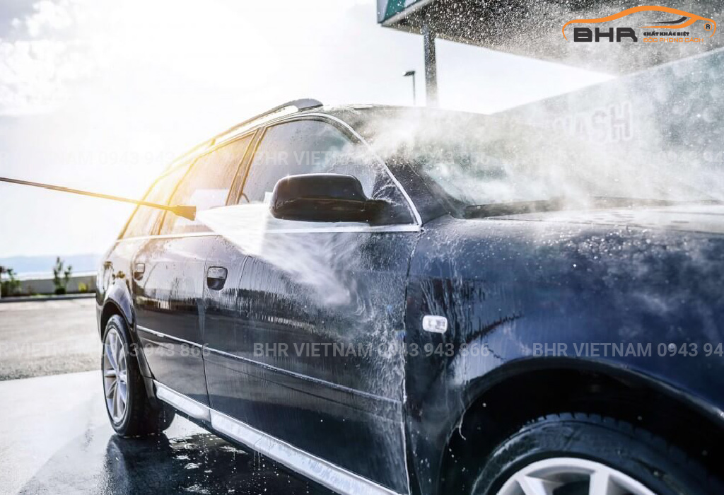 Giảm bớt nhiệt độ rồi mới rửa xe sau khi dán phim cách nhiệt ô tô